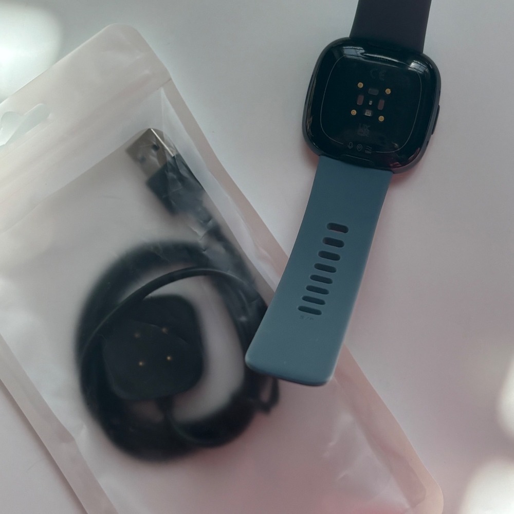 Preowned Fitbit Versa 4 - Picture 4 of 9